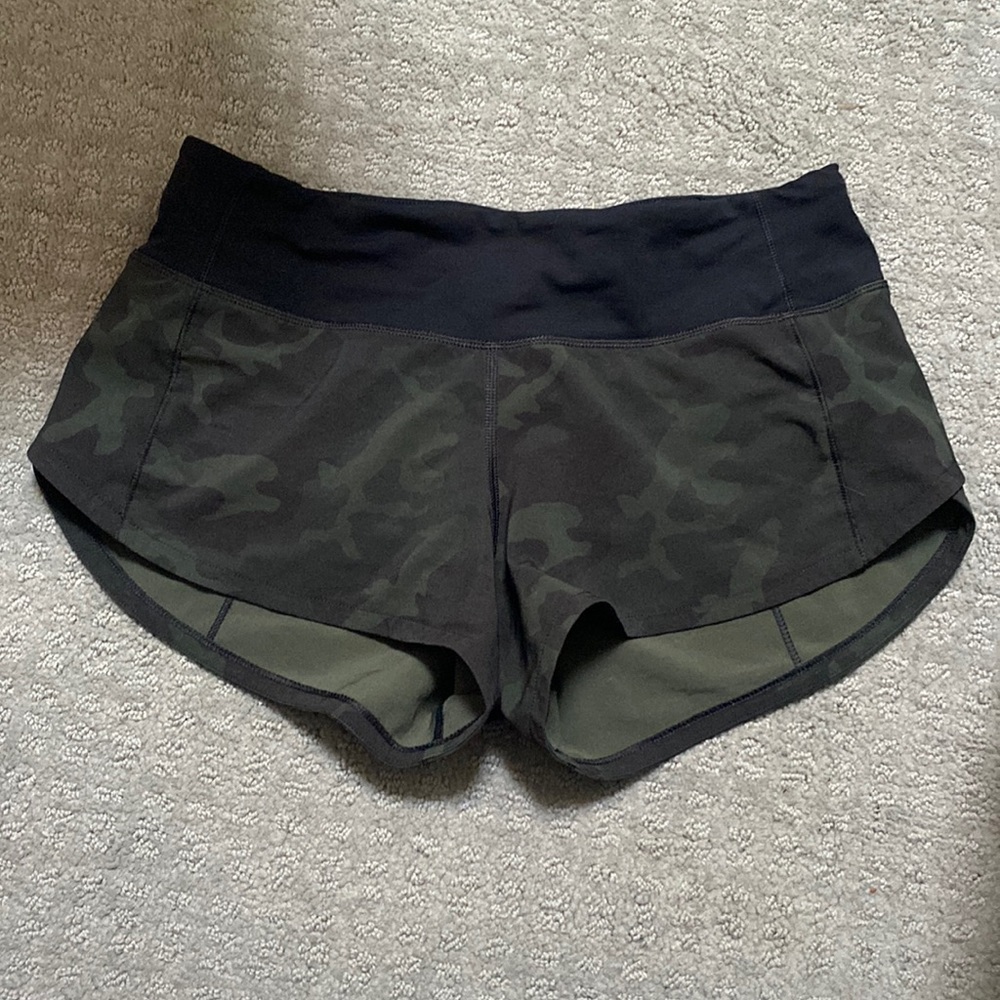 Lululemon size 2 speed up low-rise lined short -2.5 “ black/green Camo